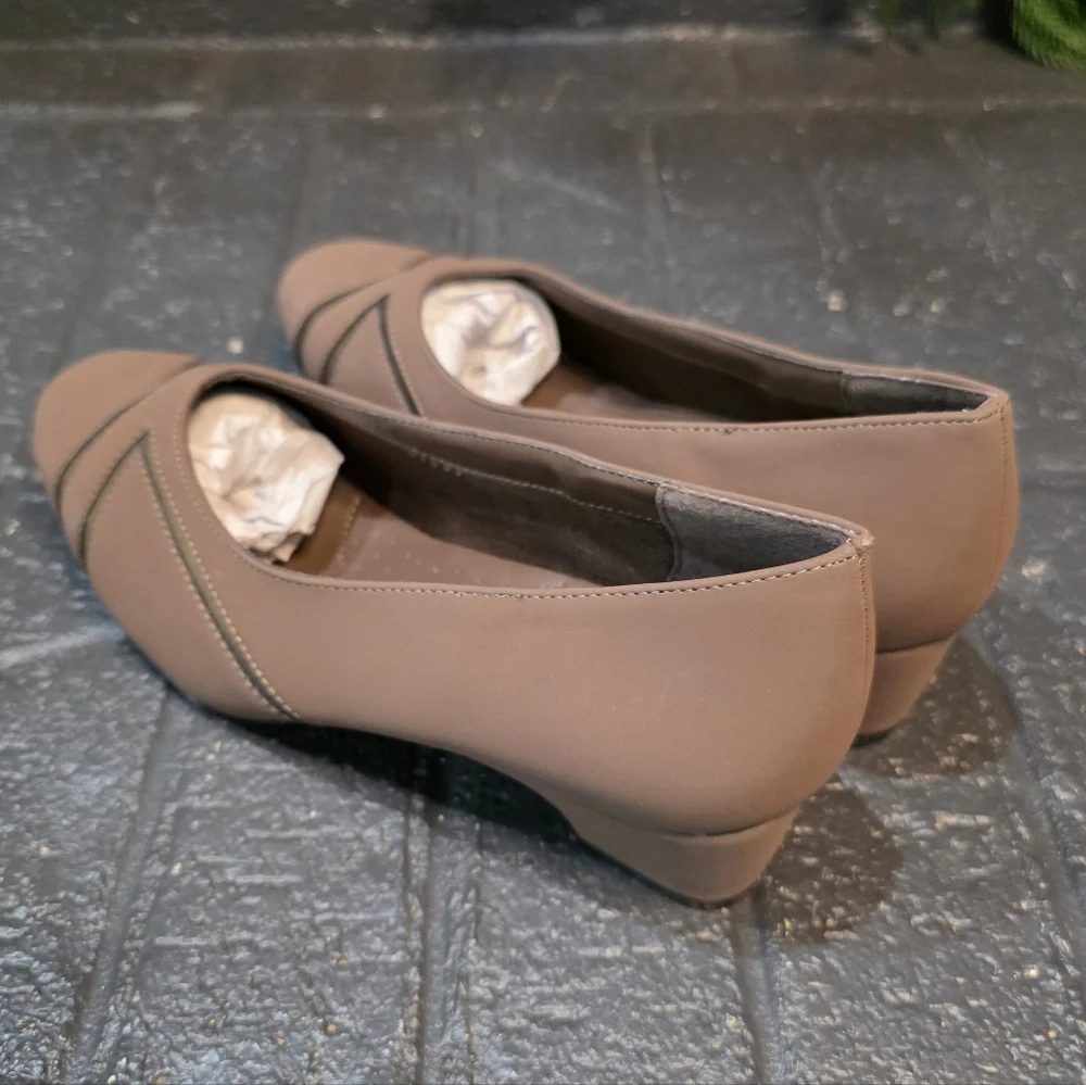 Comfort-Well by Beacon Taupe Wedge Loafers Gold Trim Slip On Shoes Women’s 9W